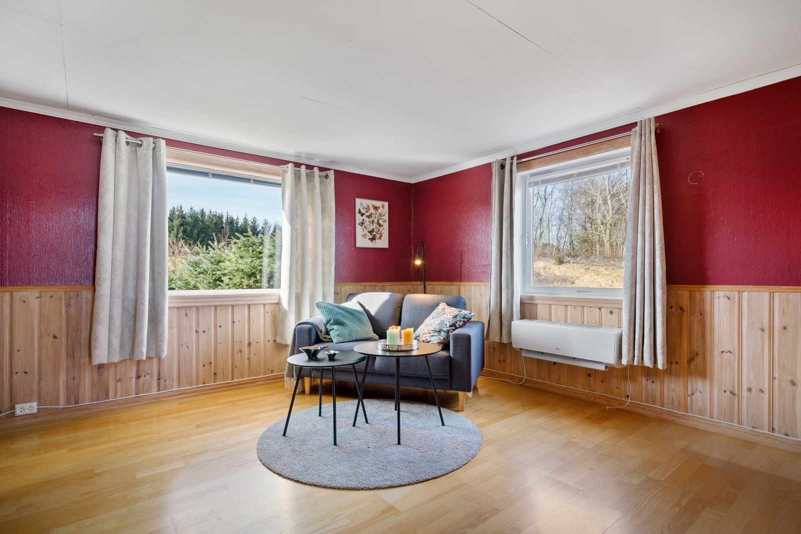 Stuen fordeler seg på 16 kvm og har god plass til både sittegruppe og sofabord Galleribilde