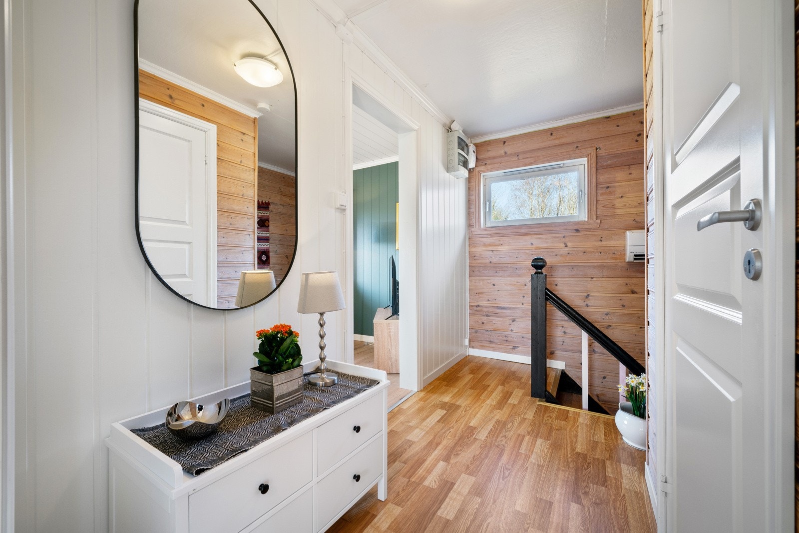 Videre tar vi turen ned i første etasje Galleribilde