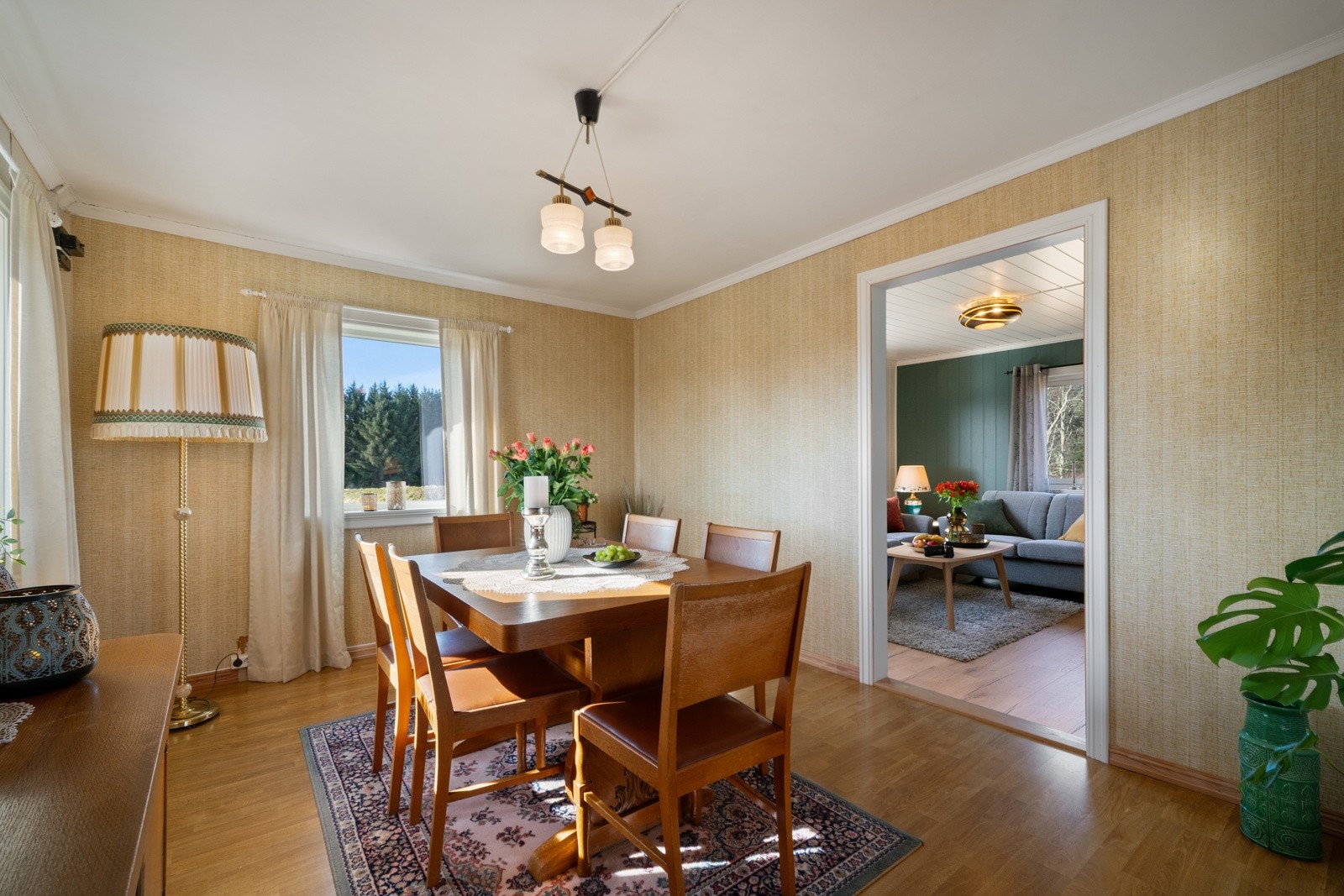 Spisestuen skaper en lun atmosfære for hyggelige måltider Galleribilde