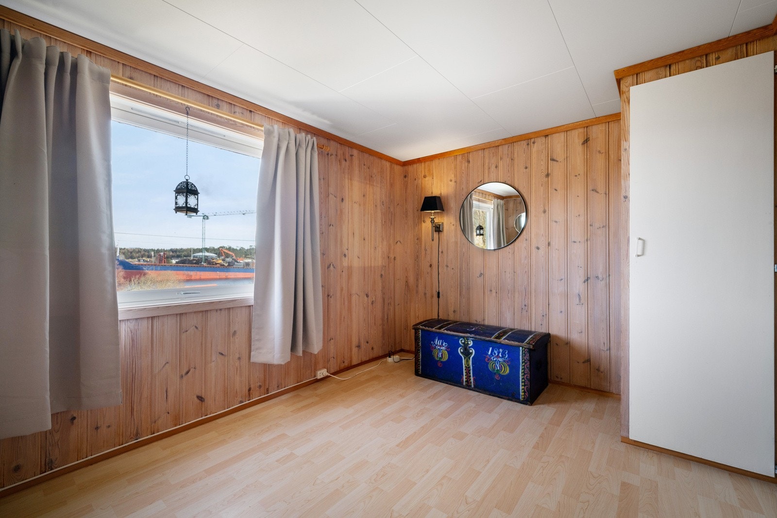 Fra soverommsvinduet har du nydelig utsikt ut over Fonnesvågen Galleribilde