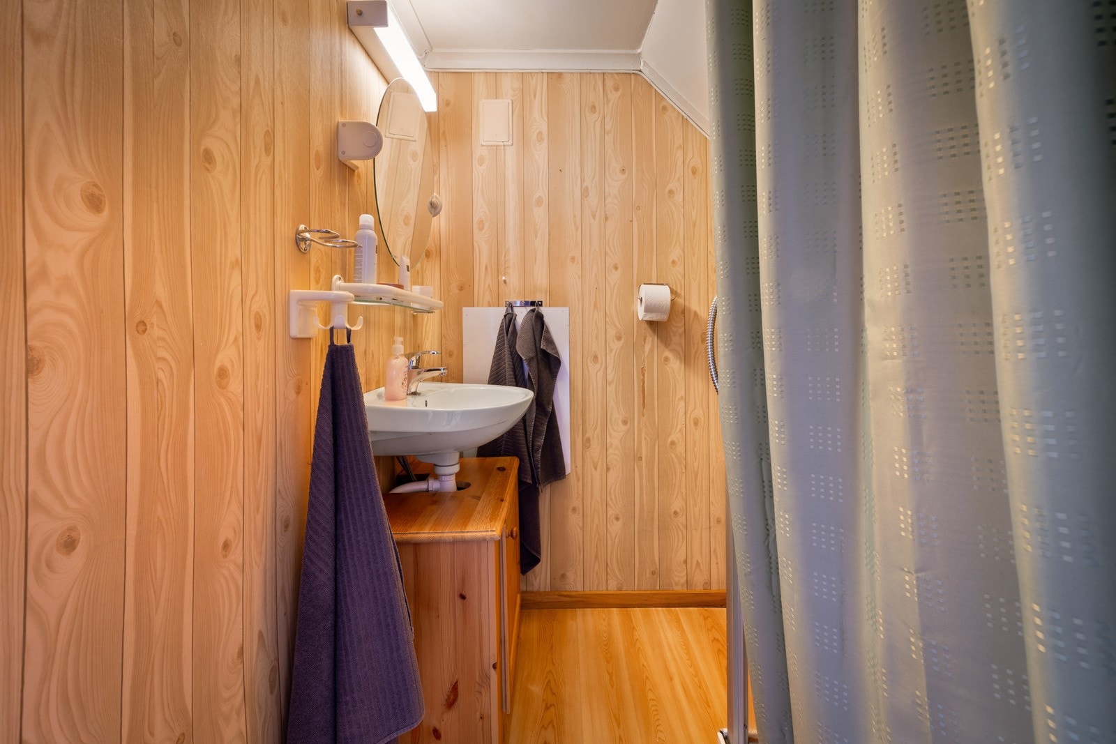 Kompakt bad med dusjnisje og plassbesparende løsninger Galleribilde