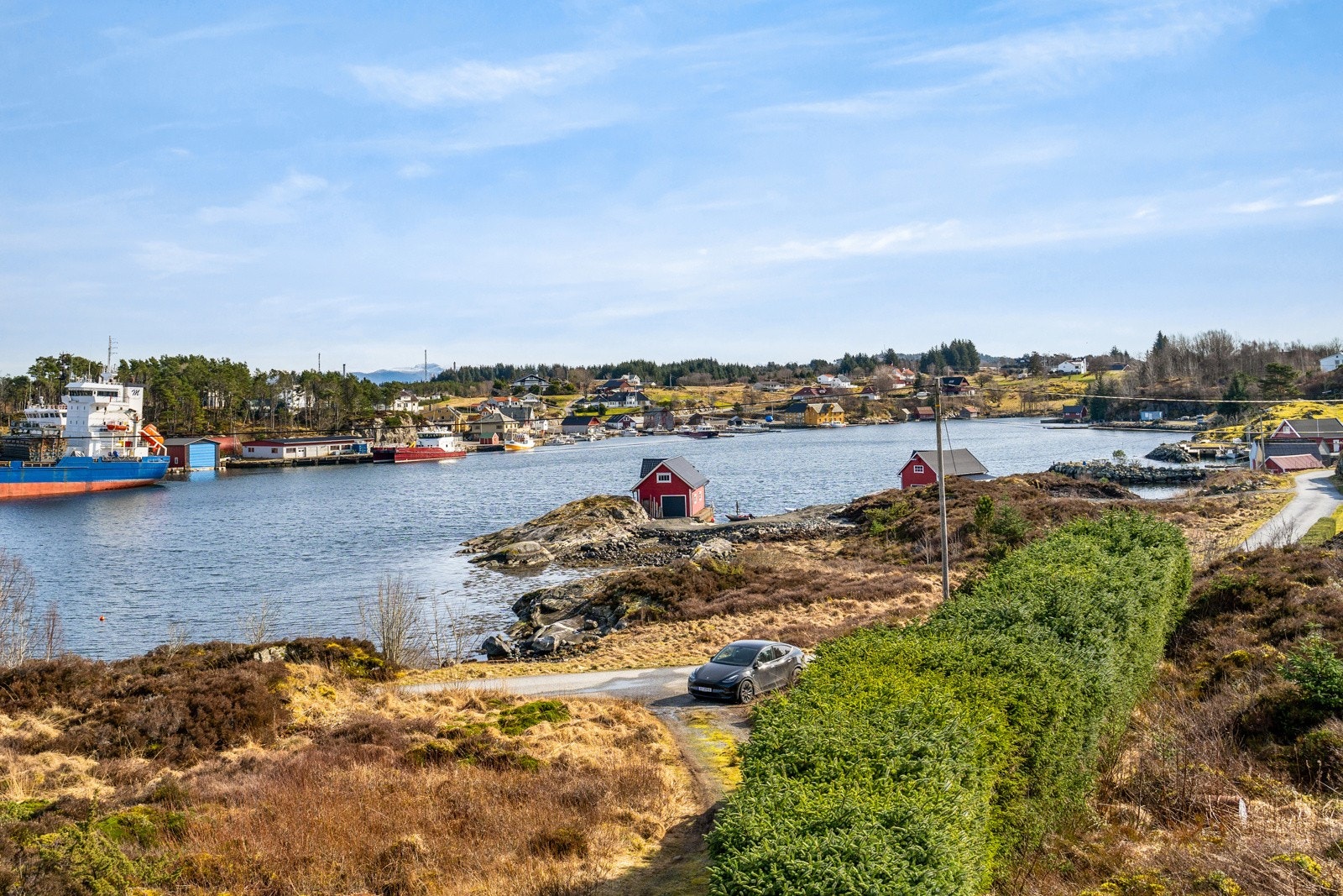 Fra utgangsdøren har du også nydelig utsikt over Fonnesvågen Galleribilde