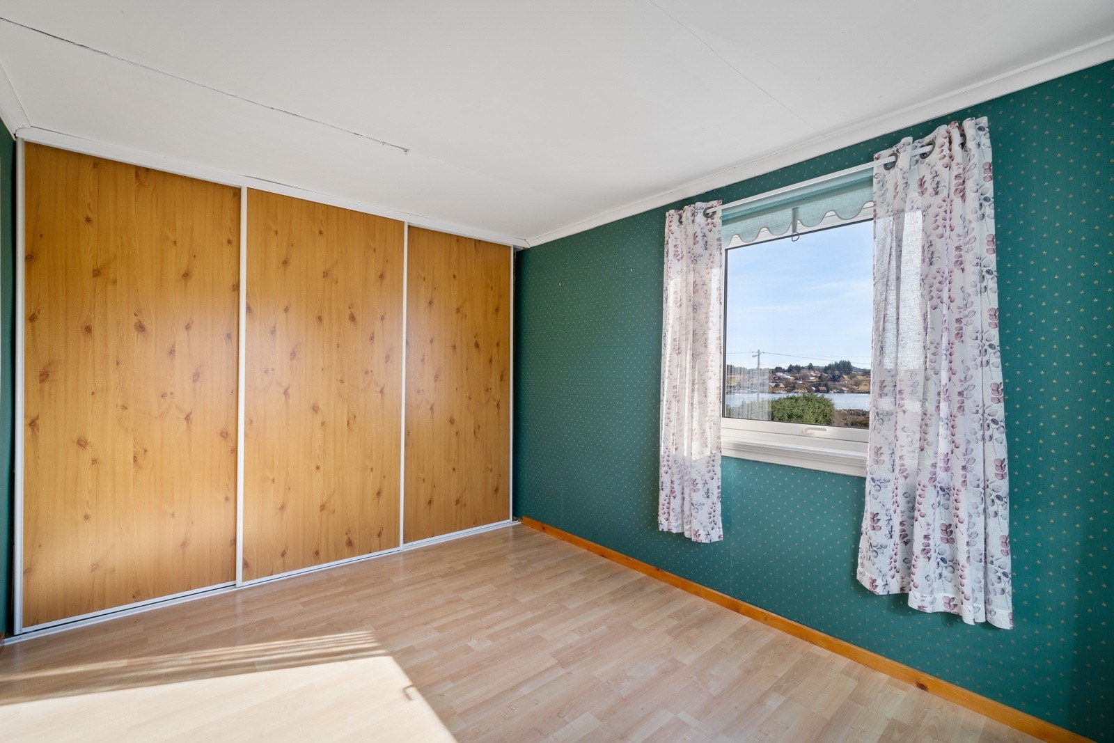 Her er det også god plass til både seng, garderobe og skrivepult Galleribilde