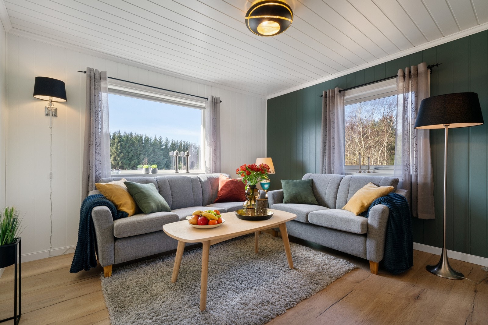 Tomtens areal er på 2 605 kvm og omfatter også nøstetomt. Innvendig fordeles 88 kvm på 2 etasjer. Galleribilde