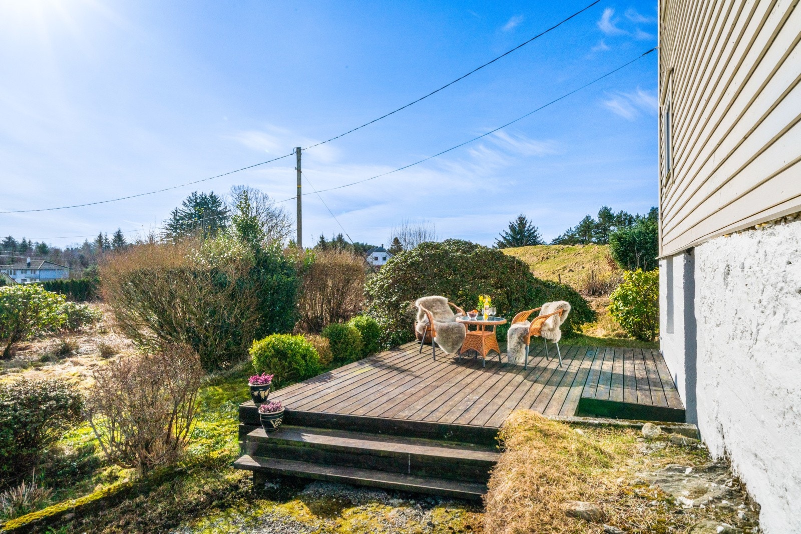 Praktisk uteplass med plass til både sitteplasser og grønne planter Galleribilde