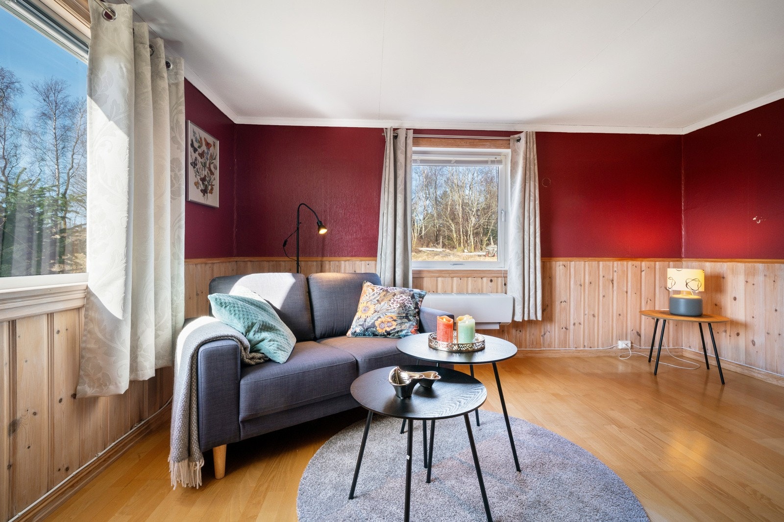 Stuen har rikelig med naturlig lys gjennom store vindusoverflater Galleribilde