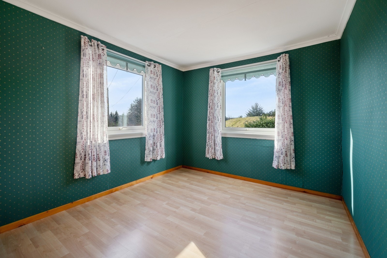 soverom nr 2 fordeler seg på 10 kvm og har rikelig med naturlig lys gjennom store vinduer Galleribilde