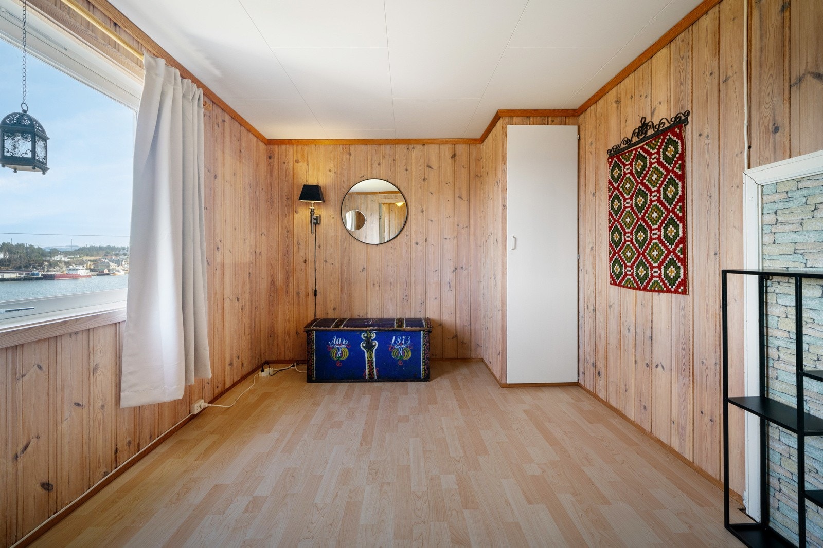 Soverom nr 1 har god plass til både seng og garderobe Galleribilde