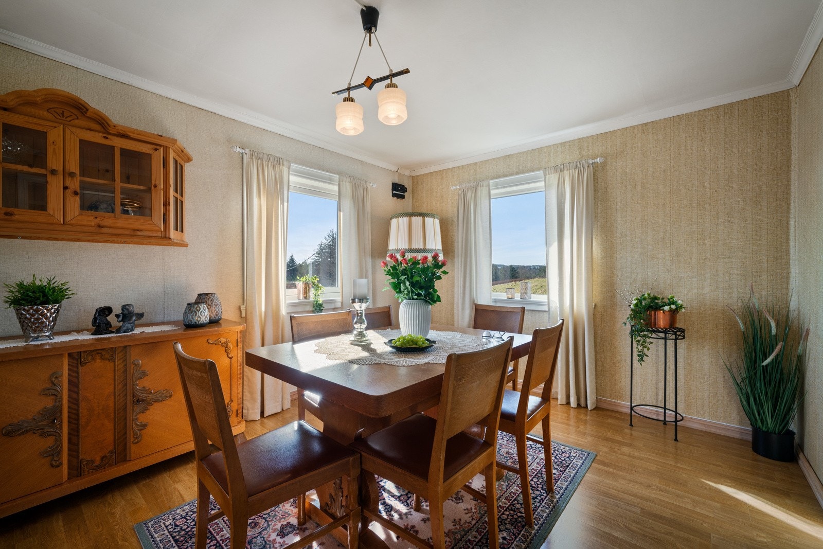 Rommet har en hjemmekoselig atmosfære og god plass til et stort spisebord Galleribilde