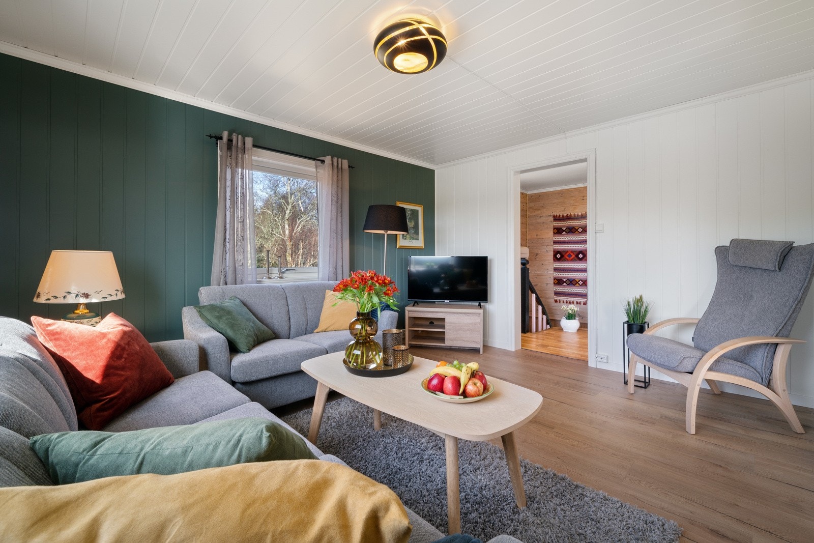 Her er det god plass til både sofagruppe og bord Galleribilde