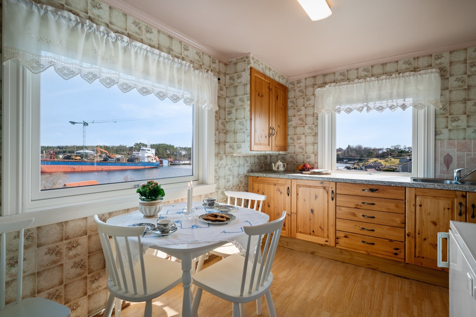 Trivelig kjøkken med god benke- og lagringsplass Galleribilde