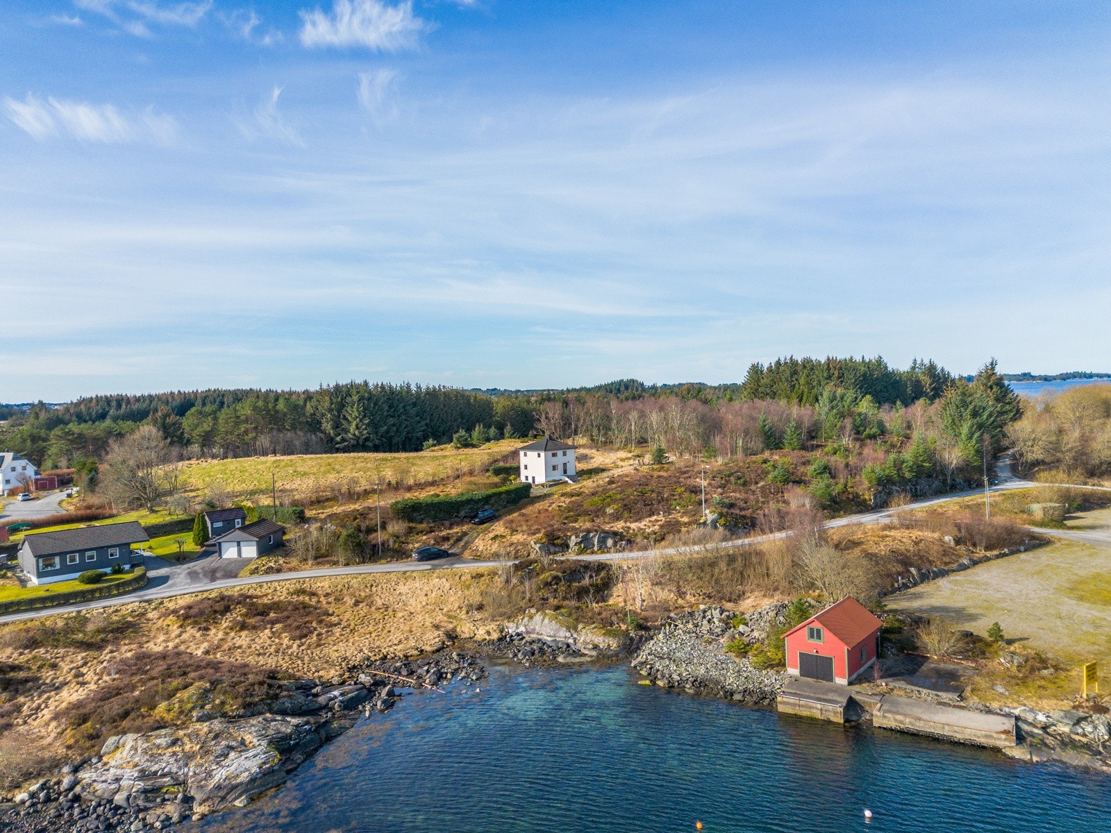 Med kort vei til servicetilbud, kombinerer denne eiendommen landlig ro med nærhet til nødvendige fasiliteter Galleribilde