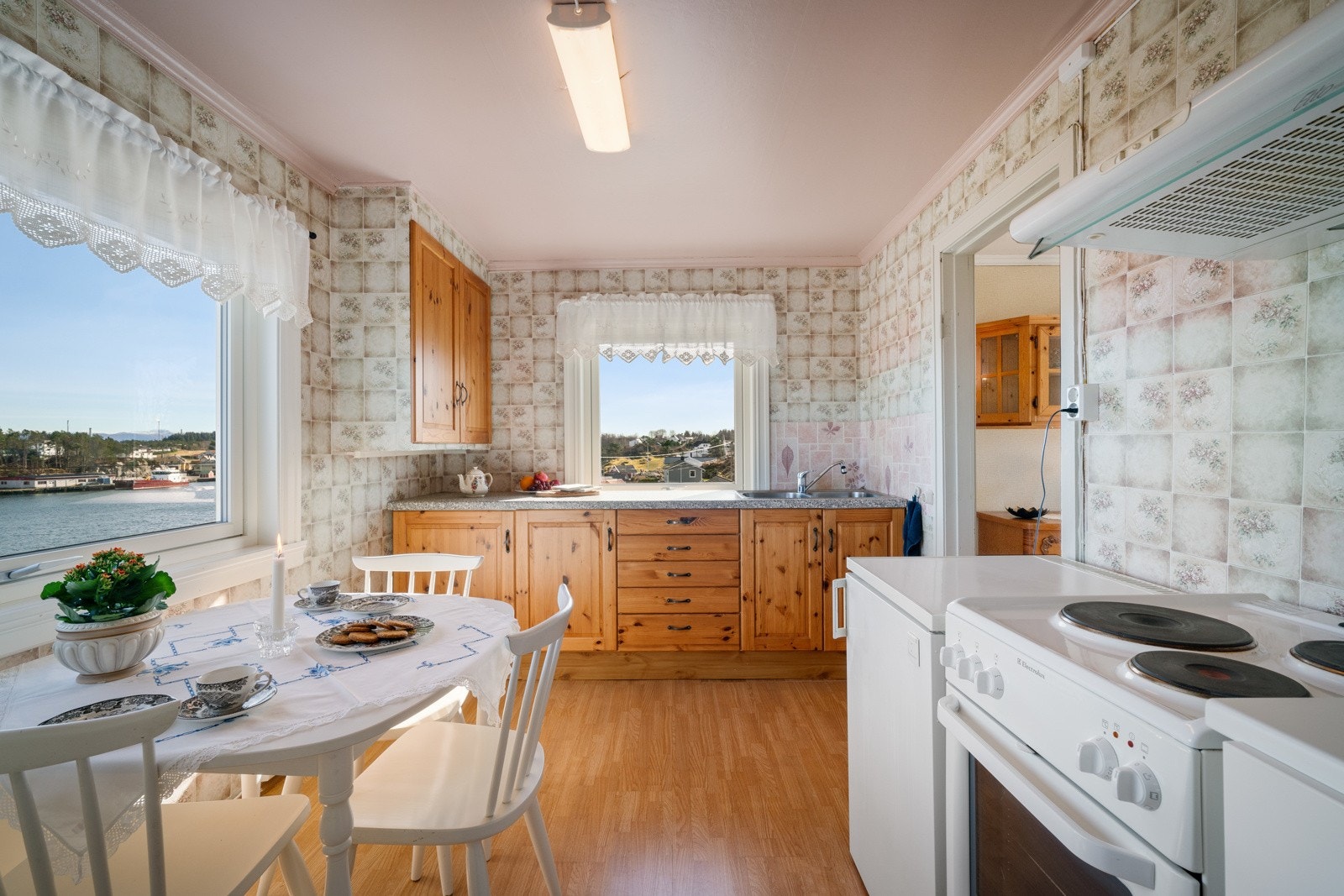 Kjøkkenet får rikelig med naturlig lys gjennom de store vinduene Galleribilde