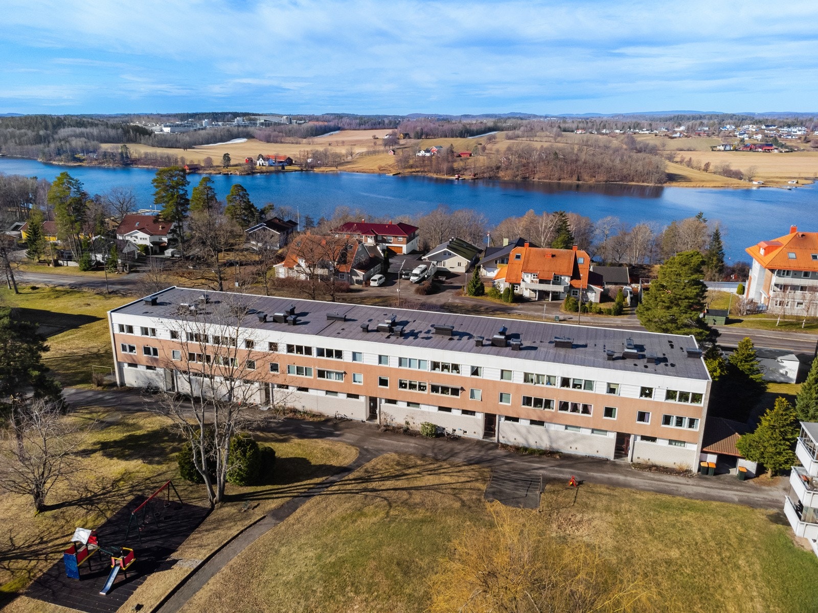 Kort vei til barne/ungdomsskole, Steinerskolen samt barnehage. Kort avstand også til Teieskogen, småbåthavn og golfbane. Galleribilde