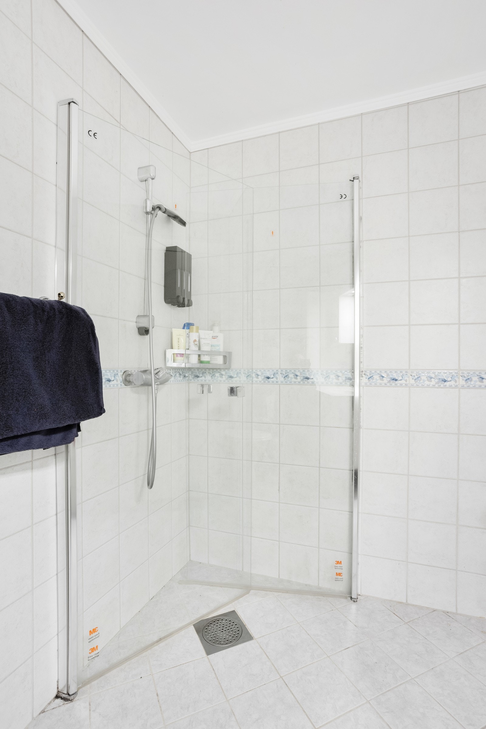 Innredet med servantinnredning, dusjdører, opplegg for vaskemaskin/tørketrommel og wc. Galleribilde