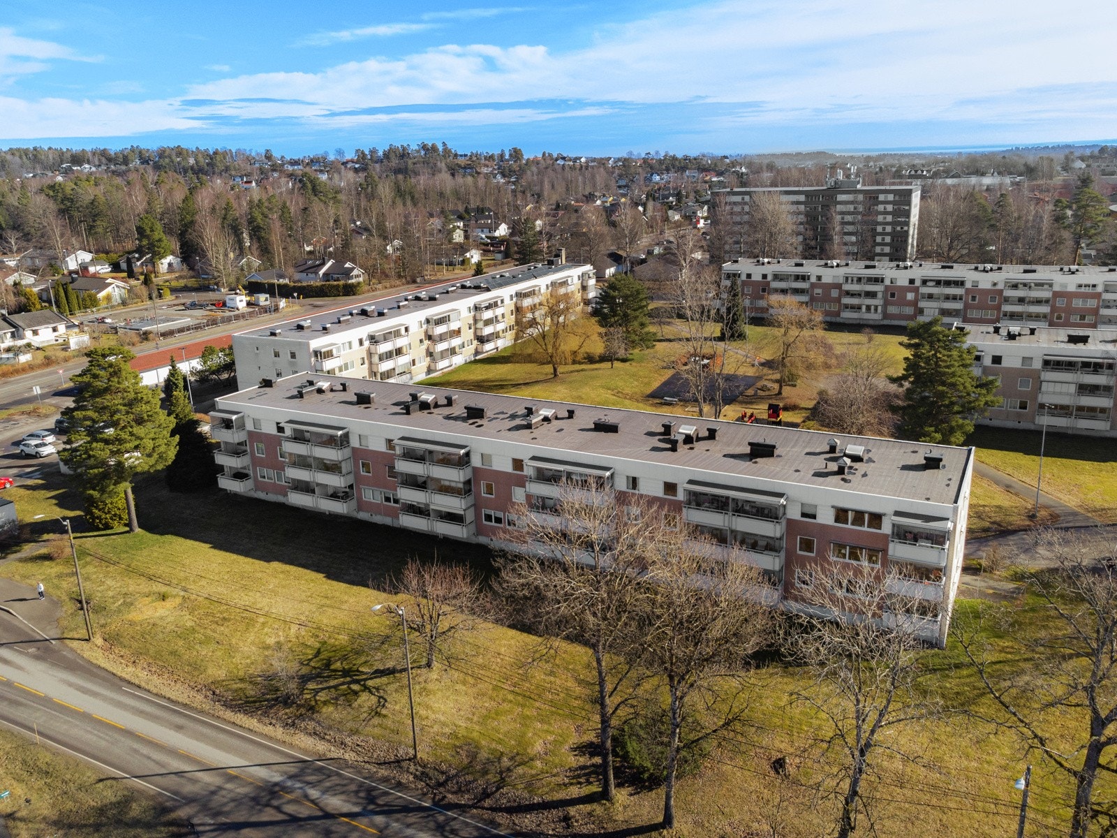 Gang -og sykkelsti til videregående skole på Borgheim. Ca. 2 km. Til Teie Torv og ca. 3 km. til Tønsberg sentrum. Galleribilde