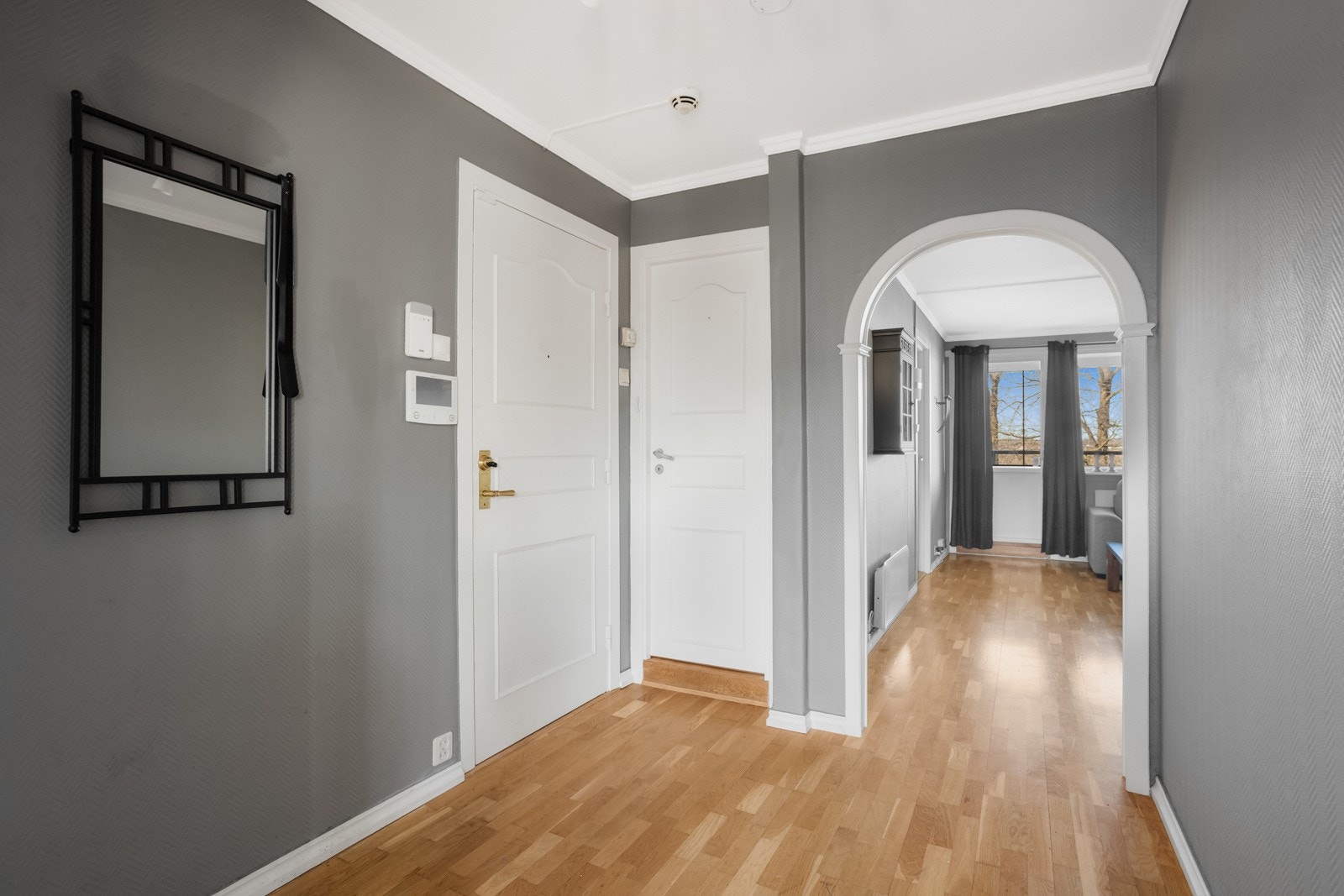 Du kommer inn til en romslig entré som gir deg en god romfølelse. Her er det god plass for å henge fra seg yttertøy. Galleribilde