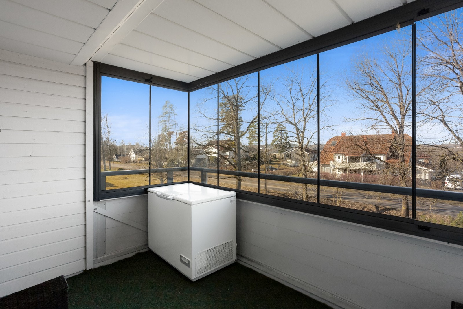 Fra stuen har du utgang til en innglassert balkong med flott utsikt. Galleribilde