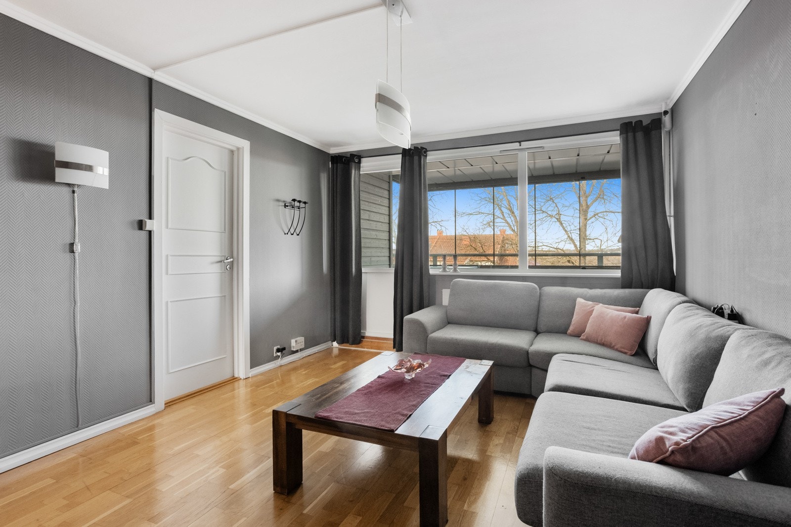 Her er det mange og store vindusflater som gir godt med naturlig lys. Galleribilde