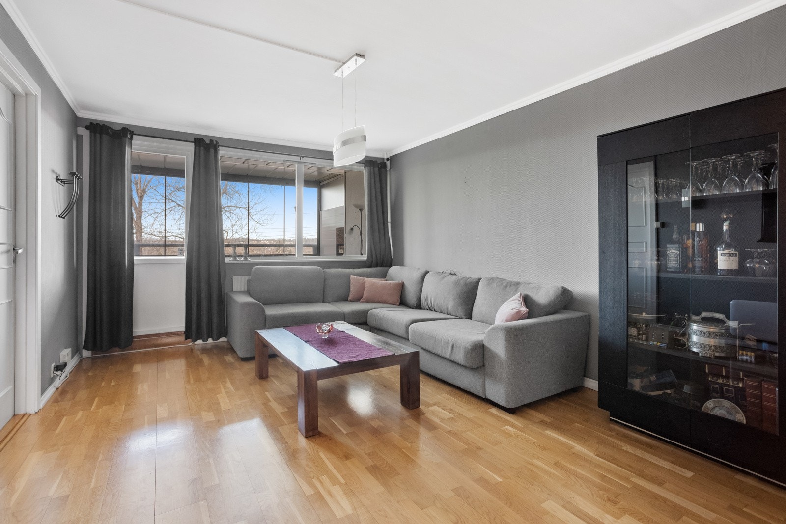 Leiligheten har en god planløsning og inneholder en romslig stue. Stuen er stor og fin med en sosial dynamikk med god plass til sofaløsning med tilhørende møblement. Galleribilde