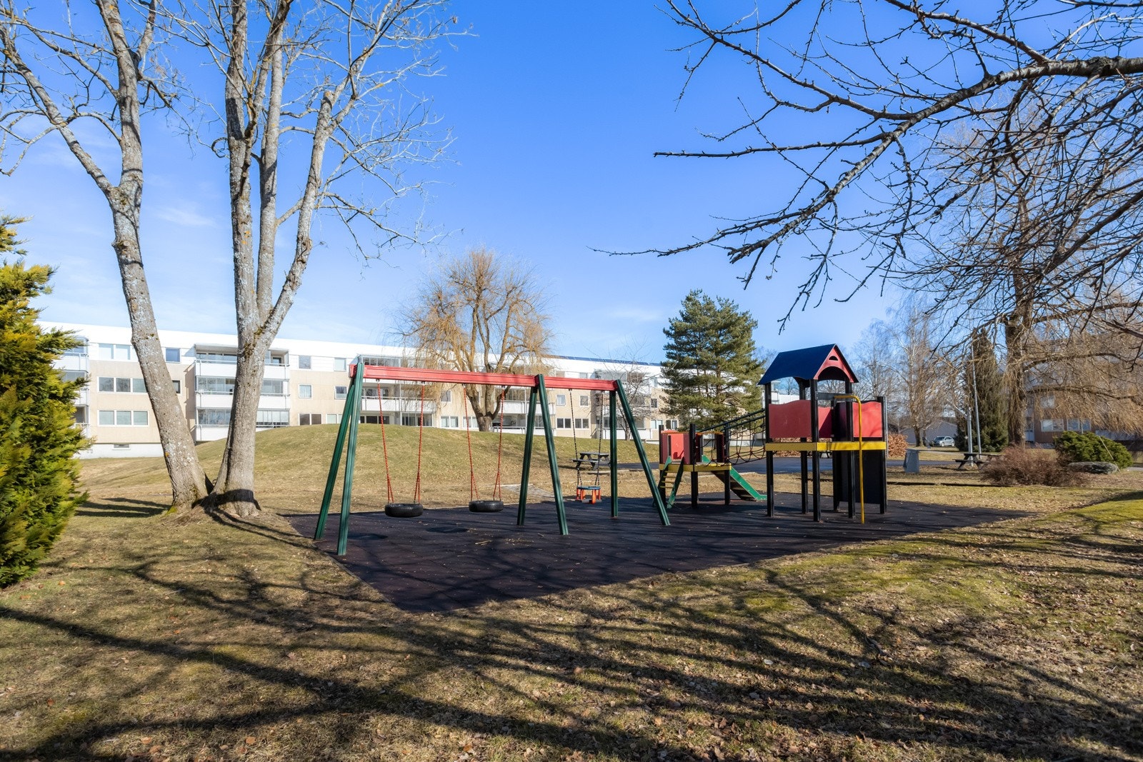 Eiendommen ligger i et attraktivt boligområde i Vestskogen. Umiddelbar nærhet til matbutikk og bussholdeplass. Galleribilde