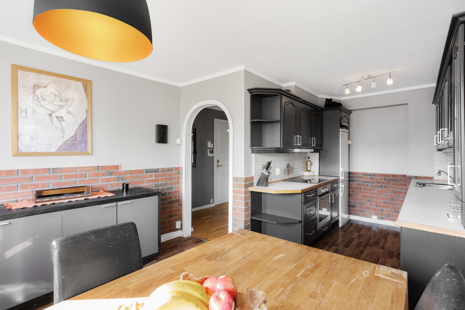 Kjøkkenet er i et eget rom der man har god plass til spisebord. Galleribilde