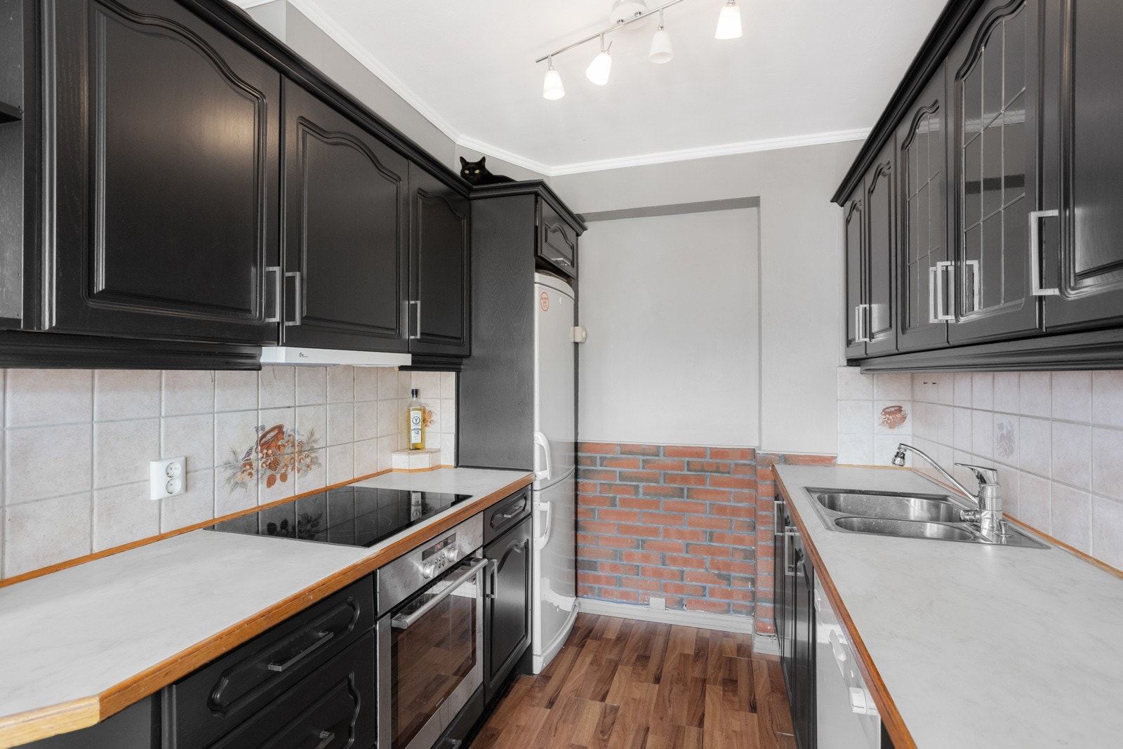 Kjøkkenet er med kjøkkeninnredning i malt profilert utførelse. Laminat benkeplate med heltre kant. Galleribilde