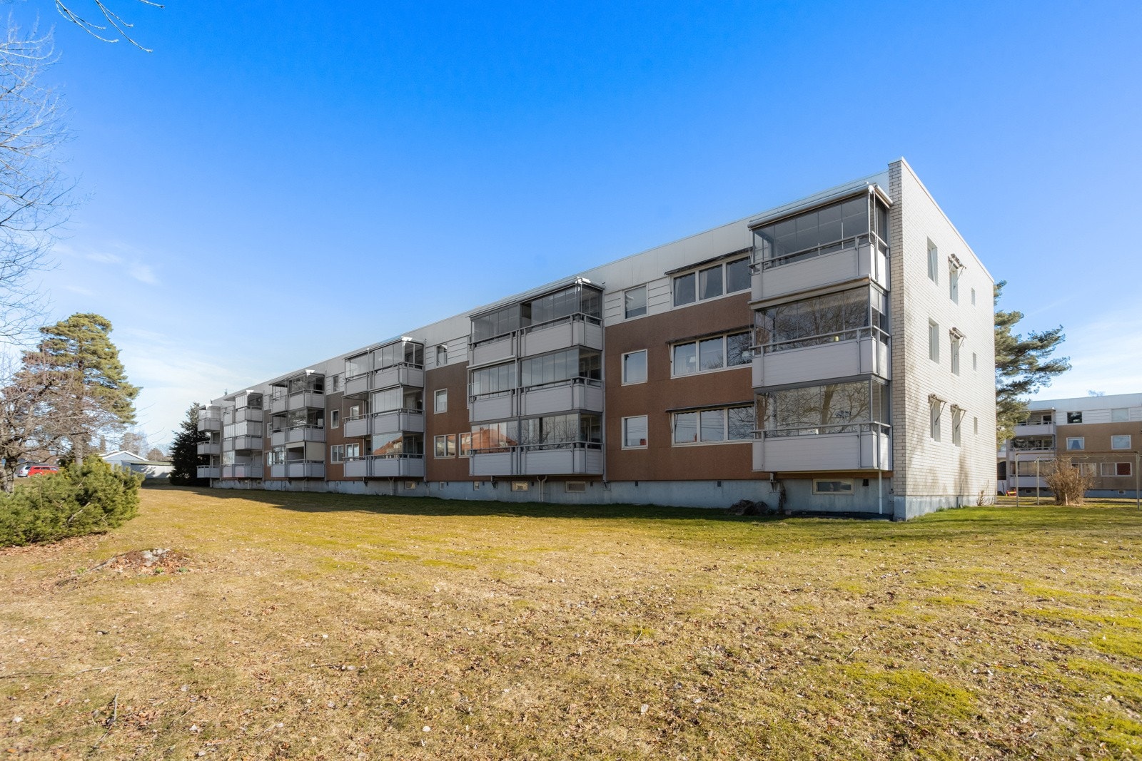 Det er få minutters gange til badeplasser og ca. 10 minutters gange til Hellaområdet med flotte friarealer og badestrender. Galleribilde