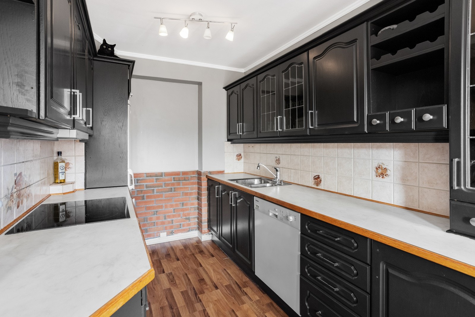 Integrert koketopp, benkekjøleskap og stekeovn. Opplegg for oppvaskmaskin. Galleribilde