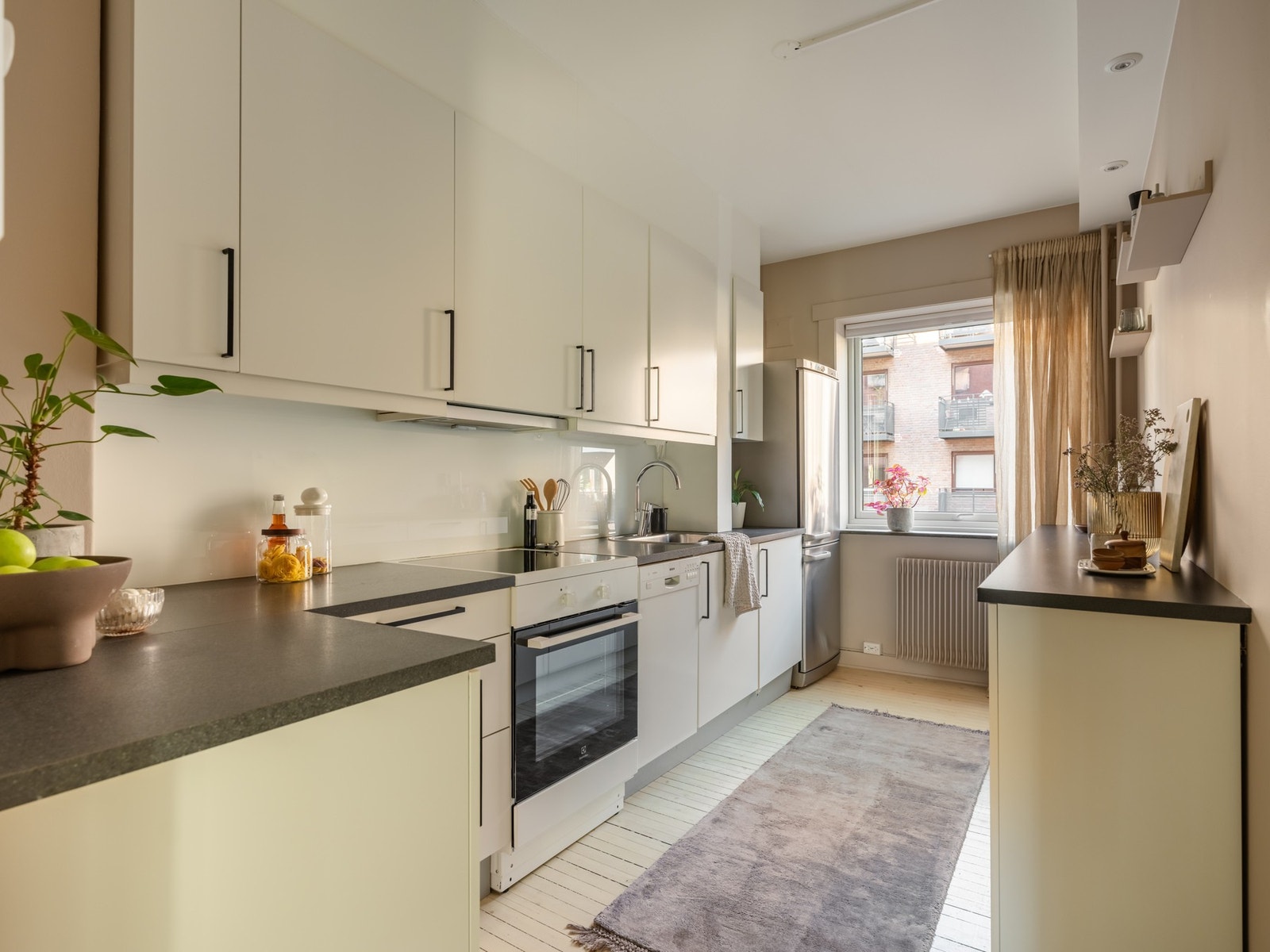 På motsatt side av leiligheten finner vi det store og innholdsrike kjøkkenet. Galleribilde