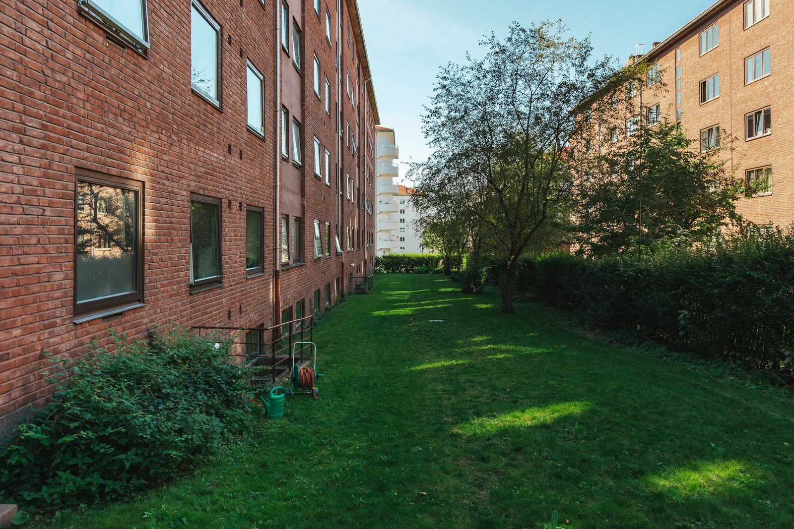 Det er fine grøntarealer også, i tillegg til hyggelige sittegrupper. Galleribilde