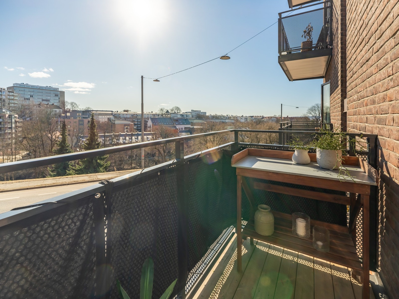 Her er det både et frodig og fint utsyn, samt herlige soltimer: Fra grytidlig på morgenen til ca. 14:00 på sommeren. Galleribilde