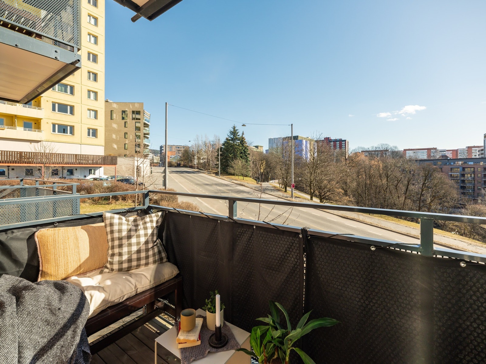 Det er bra med plass til en hyggelig sittegruppe og grill, om du vil. Galleribilde