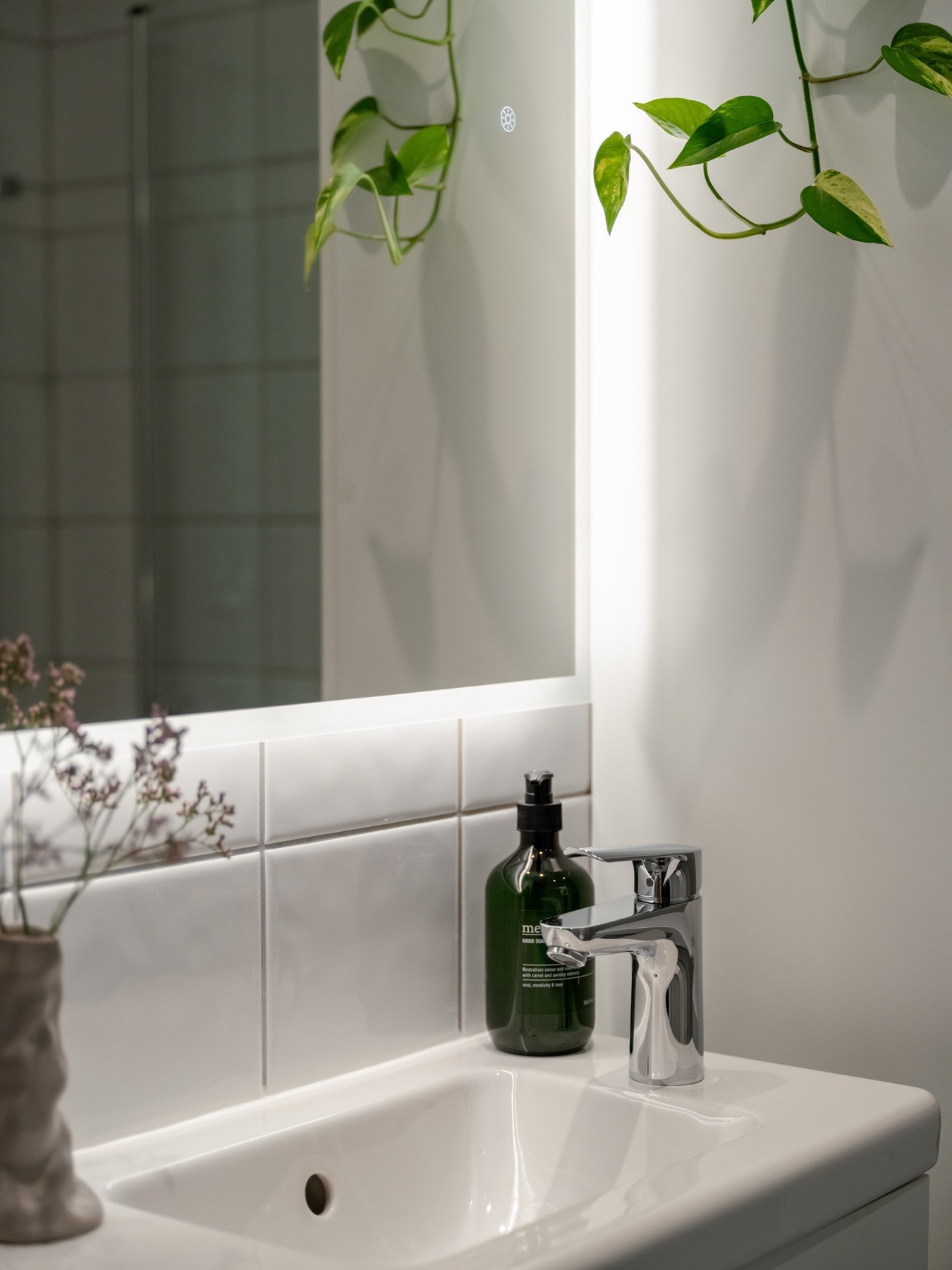 I 2025 ble det byttet speil, satt opp skap, byttet servantskap og blandebatterier. Fine oppgraderinger som gir badet et tidløst uttrykk. Galleribilde