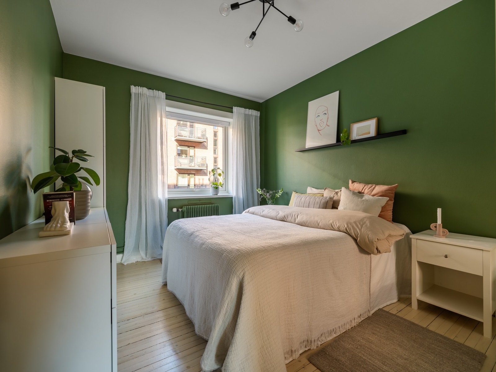 Soverommet ligger vendt inn mot borettslagets gårdsrom og er av fin størrelse. Galleribilde