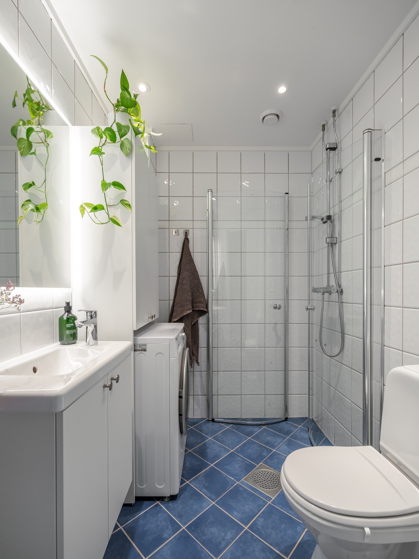 Fra entreen finner vi inngangen til leilighetens bad, som ble renovert i regi av borettslaget i 2001. Galleribilde