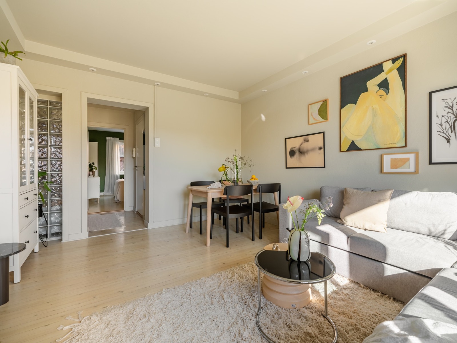 Vi tar turen inn igjen. Stuen rommer både større sofagruppe og spiseplass. Galleribilde