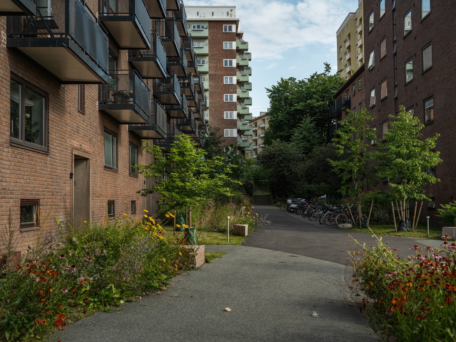 Borettslaget består av 95 andeler, er veldrevet og har fokus på at det skal være et hyggelig bomiljø. Her får du blant annet bergvarme, varmtvann og internett inkludert i felleskostnadene. Galleribilde