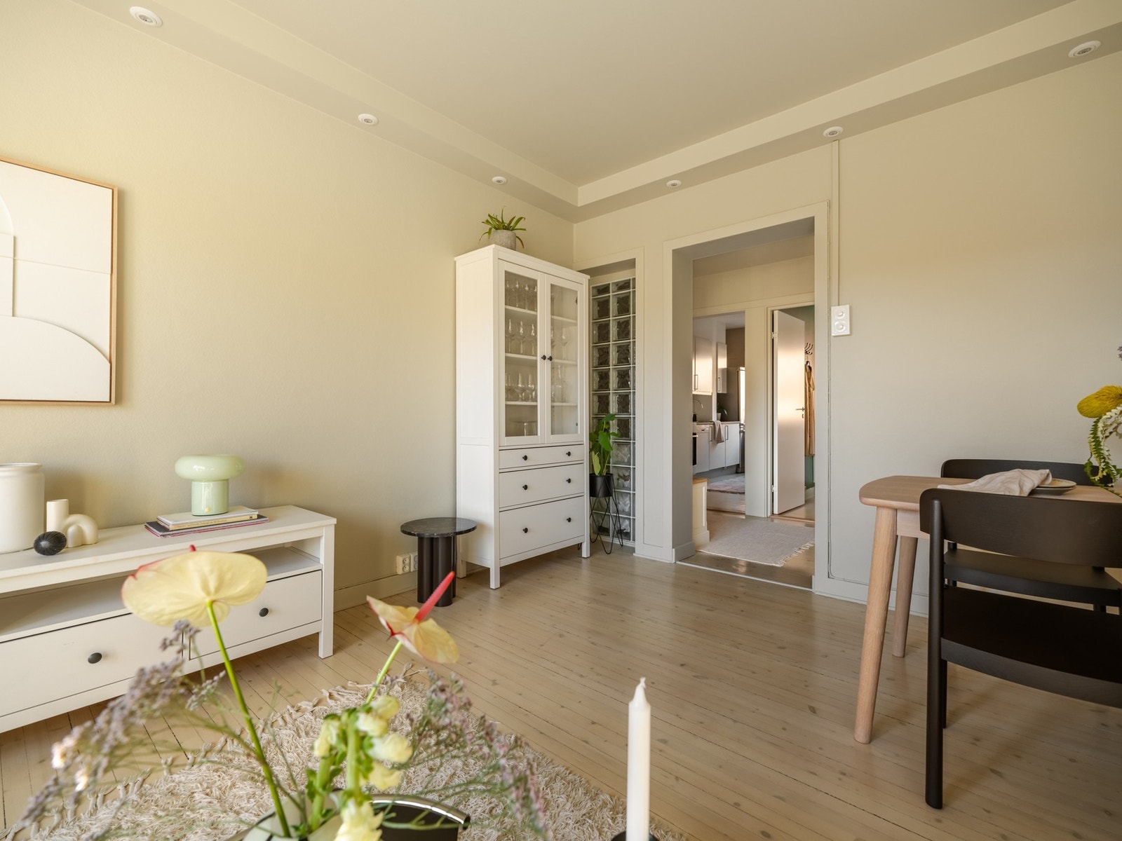 Det er også bra med plass til skjenk og vitrineskap. Rommet belyses godt ved hjelp av innkassede downlights i himling. Galleribilde