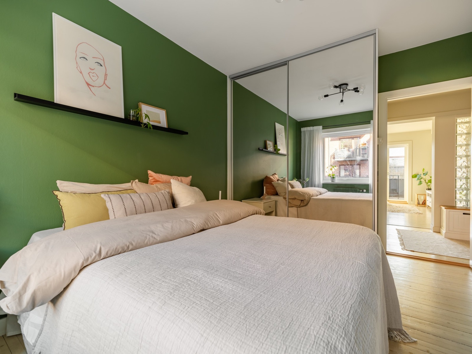 Den romslige skyvedørsgarderoben med speilfronter følger med i salget. Galleribilde