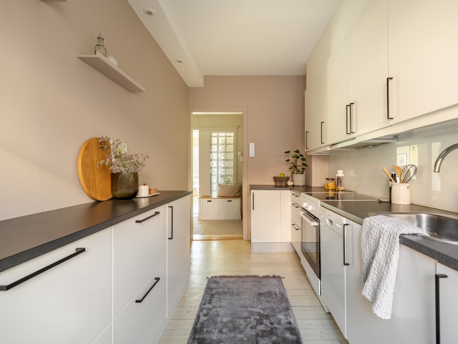 Her er det rikelig med plass til både oppbevaring og matlaging. Galleribilde