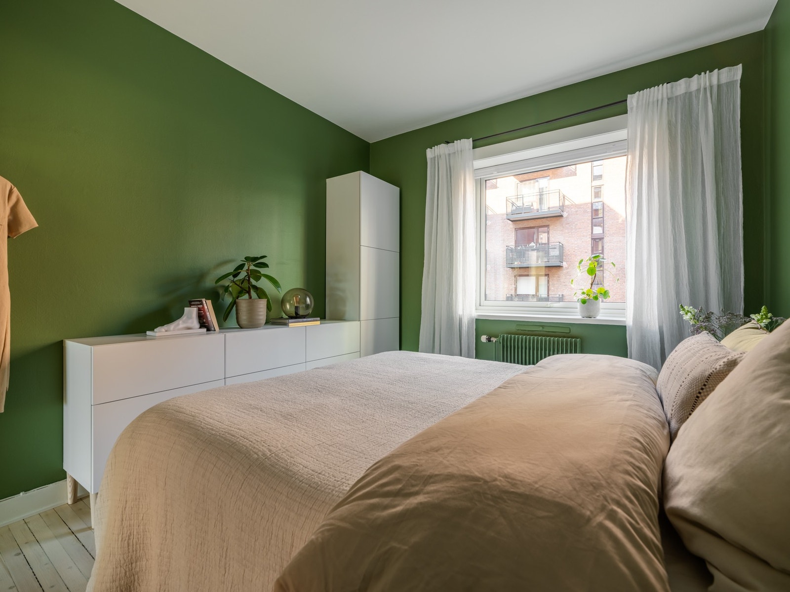 Det er bra med plass til oppbevaring i både garderobeskap og kommodeløsning. Galleribilde