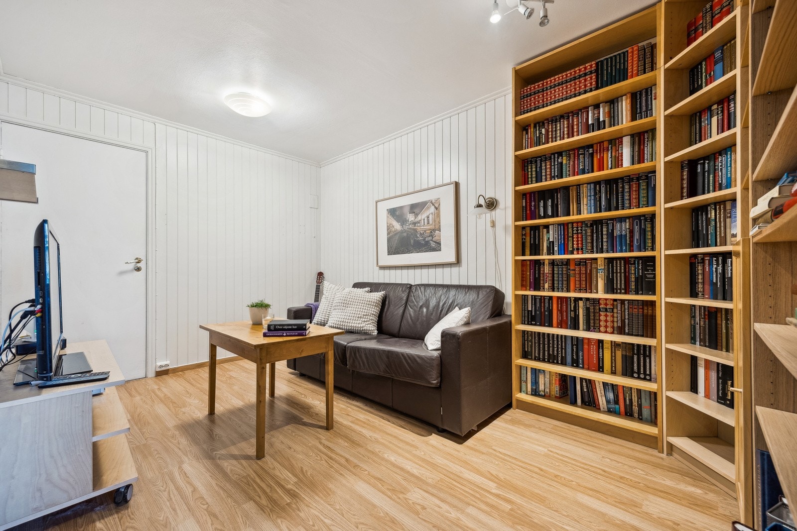 Kjellerstuen er opprinnelig godkjent som bod, og det gjøres oppmerksom på at rommet ikke er omsøkt/godkjent for varig opphold og ikke tilfredsstiller krav til varig opphold. Galleribilde