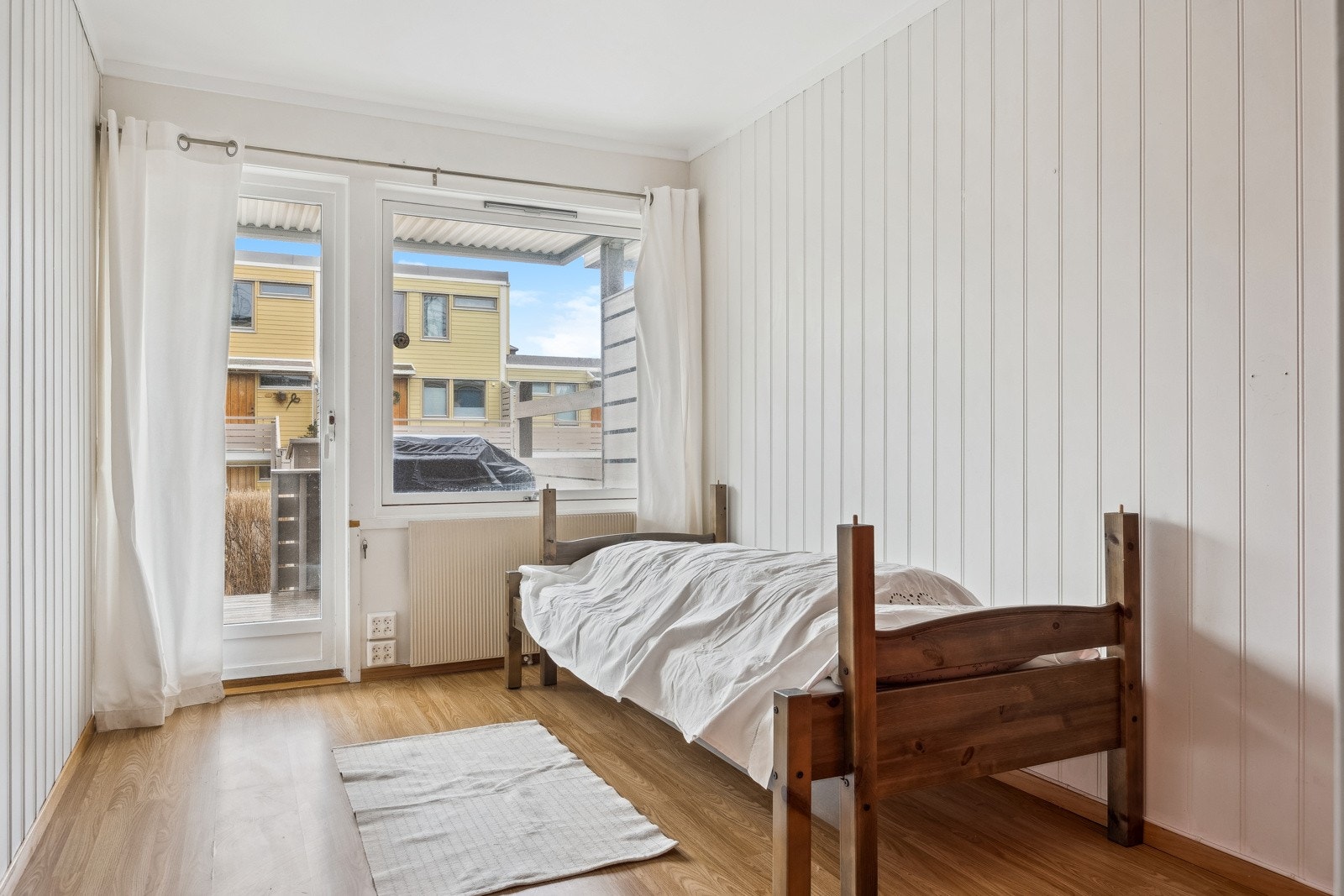 Soverom på 10,5 kvm med god plass til soveromsmøblement og adkomst til en vestvendt terrasse. Galleribilde