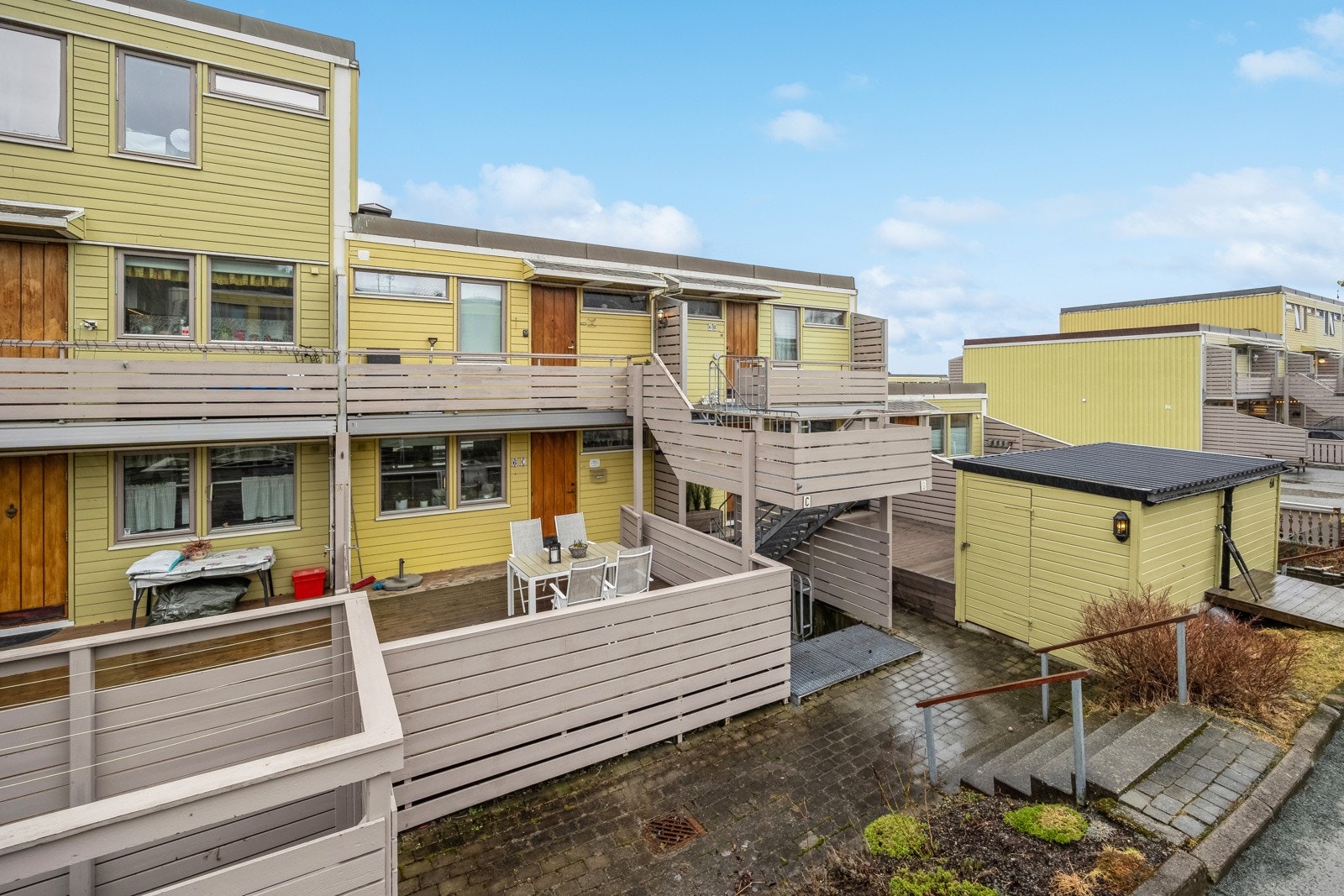 Uteplassen ved inngangspartiet er østvendt og har dermed gode solforhold på morgen og formiddagen. Galleribilde