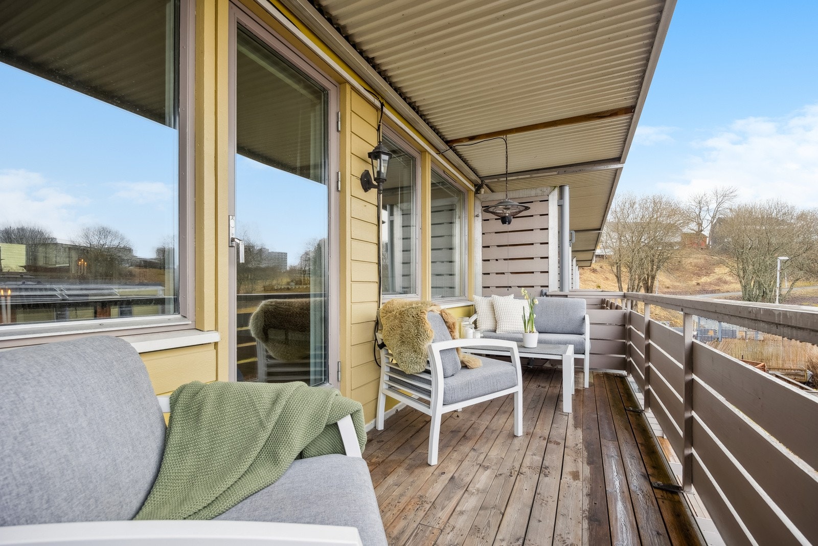 Fra stuen er det adkomst til en vestvendt balkong på 9 kvm med svært gode solforhold på ettermiddag- og kveldstid. Galleribilde