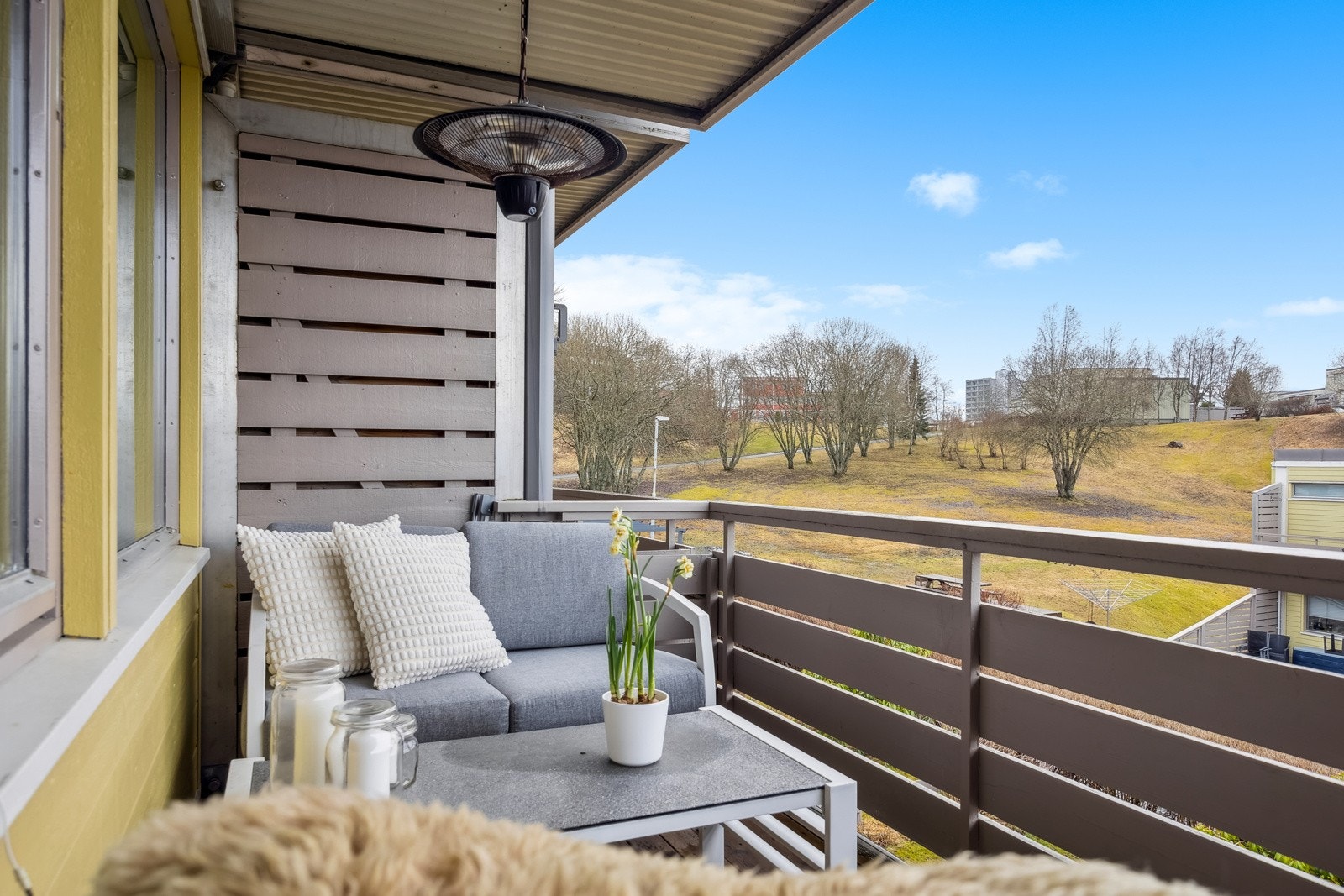 Fra balkongen er det herlig utsikt mot et av borettslagets mange grøntområder. Galleribilde