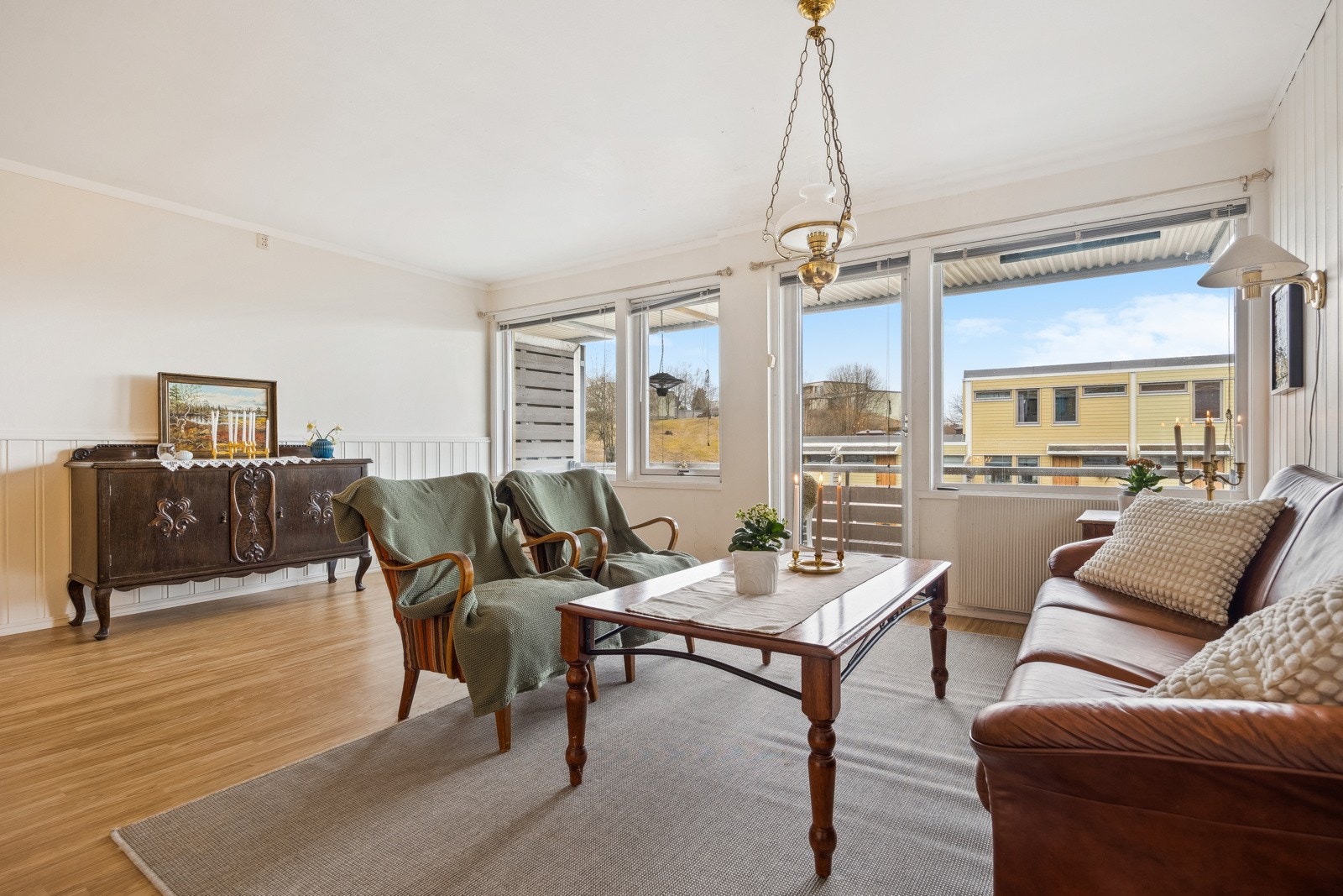 Proaktiv Eiendomsmegling v/Steinar Skaanes har gleden av å ønske velkommen til en innholdsrik og stor 3-roms leilighet over 2 plan på Risvollan. Galleribilde