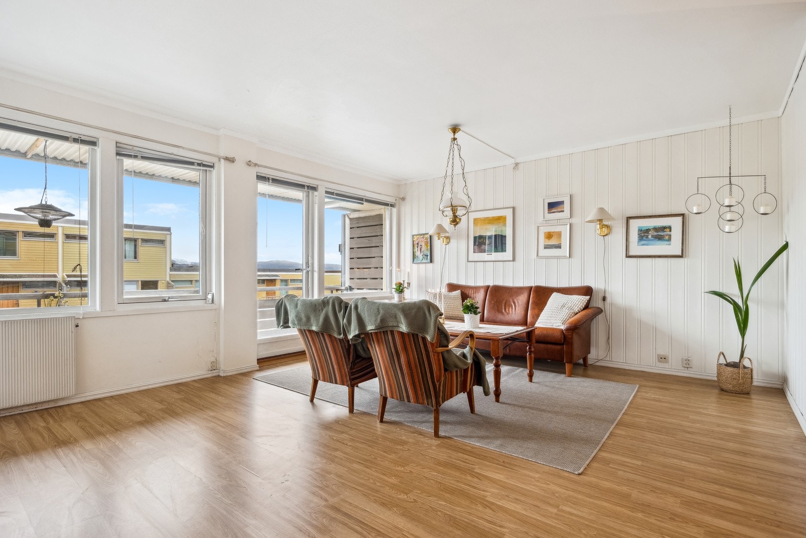 De store vindusflatene sørger for en lys og innbydende atmosfære. Galleribilde