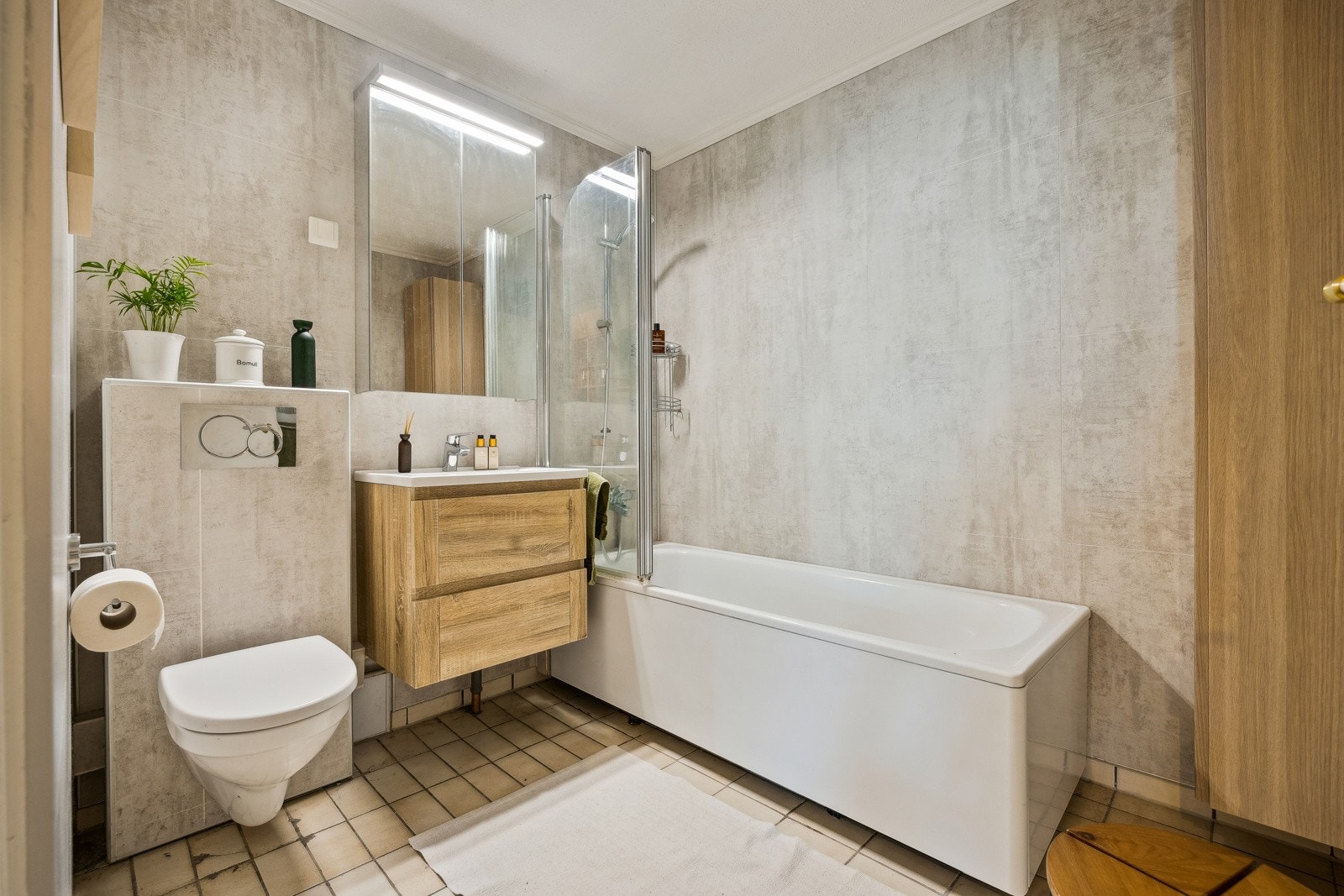 Etasjens baderom måler 5 kvm, og ble delvis oppusset i 2022 med baderomspanel, ny vask med skuffeseksjon, vegghengt toalett og høyskap. Galleribilde